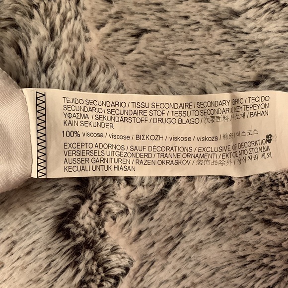 PULL & BEAR cute white graphic short sleeve tshirt with narwhal - Picture 4 of 4